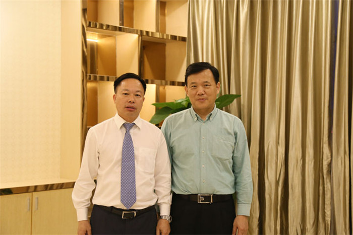 恒大材料公司董事长余伟桥与香蕉视频黄版公司董事长叶荣恒在“一对一”交流会上合影.jpg