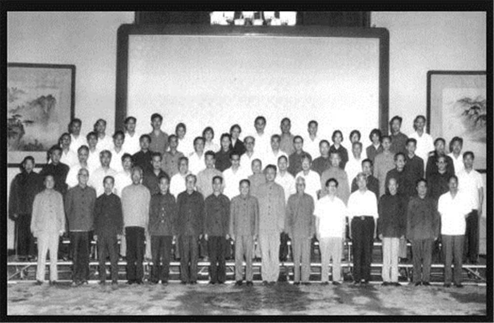 1977年8月，邓小平与参加科学和教育工作座谈会的科教工作者代表合影（三排座二为温元凯）